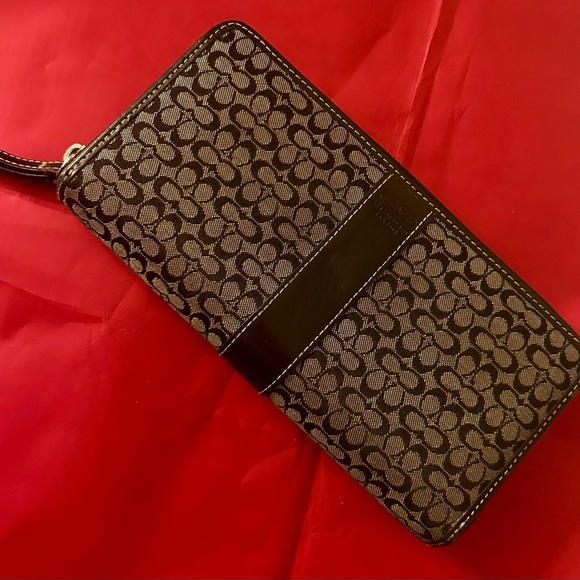 Coach Signature Wallet - Picture 1 of 5